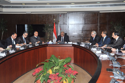 الدكتور جلال سعيد وزير النقل خلال اجتماع لجنة تأمين المنافذ